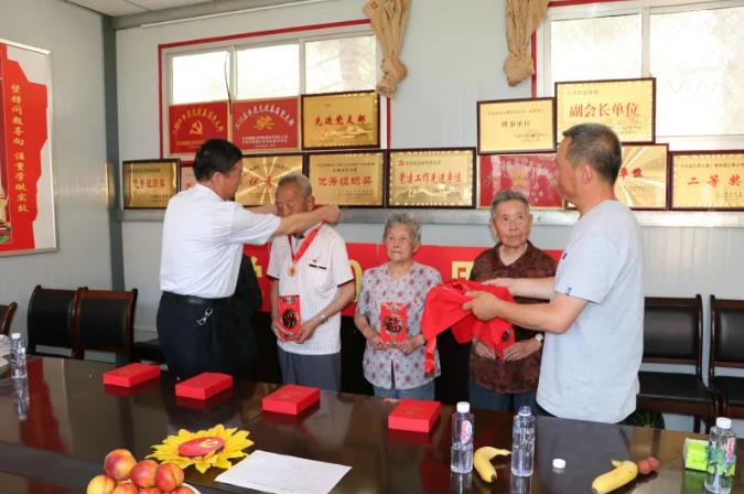 走訪慰問老黨員 深入實(shí)際學(xué)黨史—— 市政府國(guó)資委慰問泓源公司老黨員、困難黨員(圖2)