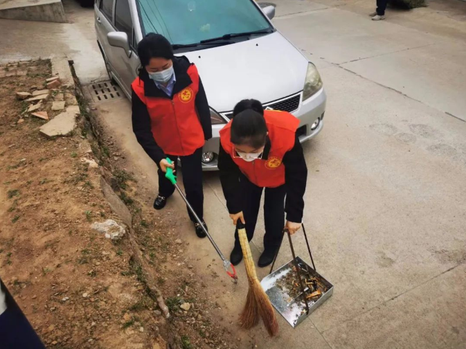 市產(chǎn)投集團(tuán)赴包抓共建村社開展衛(wèi)生清掃志愿服務(wù)活動(dòng)(圖4) 市產(chǎn)投集團(tuán)赴包抓共建村社開展衛(wèi)生清掃志愿服務(wù)活動(dòng)(圖4)